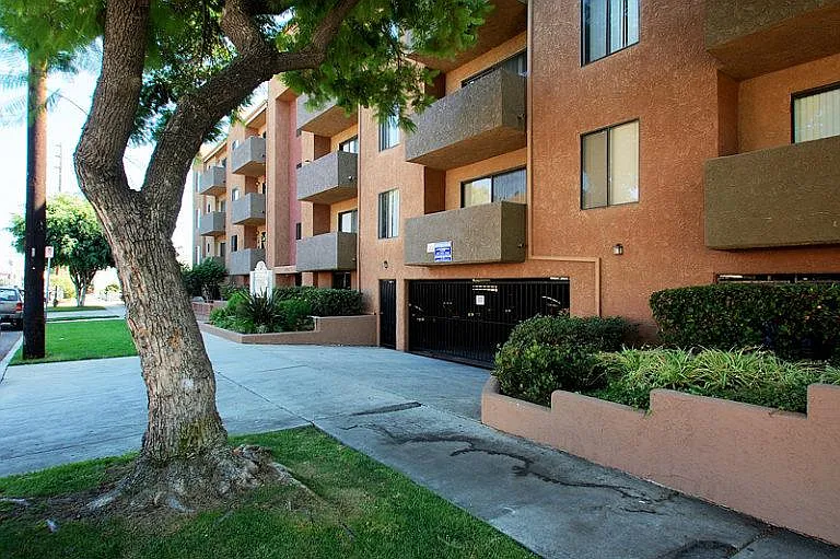 Lido Apartments - 3745 Glendon Ave — Photo 4