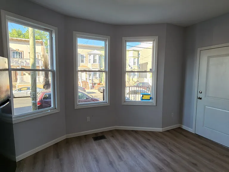 1010 Flora St #1 — Photo 7
