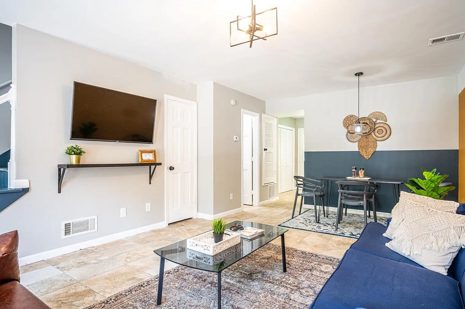 2 bed, 2.0 bath, 1194 sqft, $3,054 — Photo 4