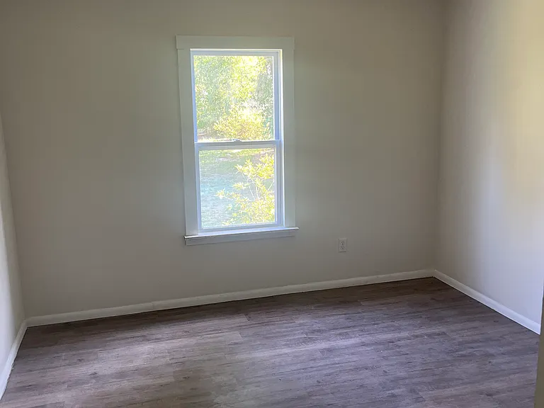 374 SW Saint Johns St — Photo 5