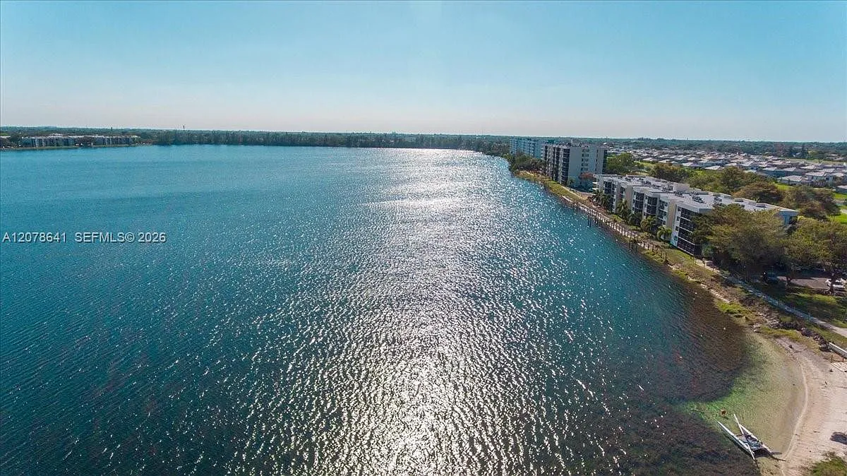 Lake Emerald Condominium — Photo 1