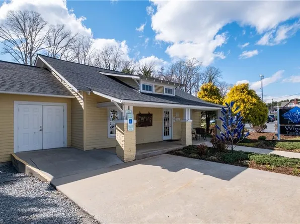 913 N Bridge St, Elkin, NC 28621