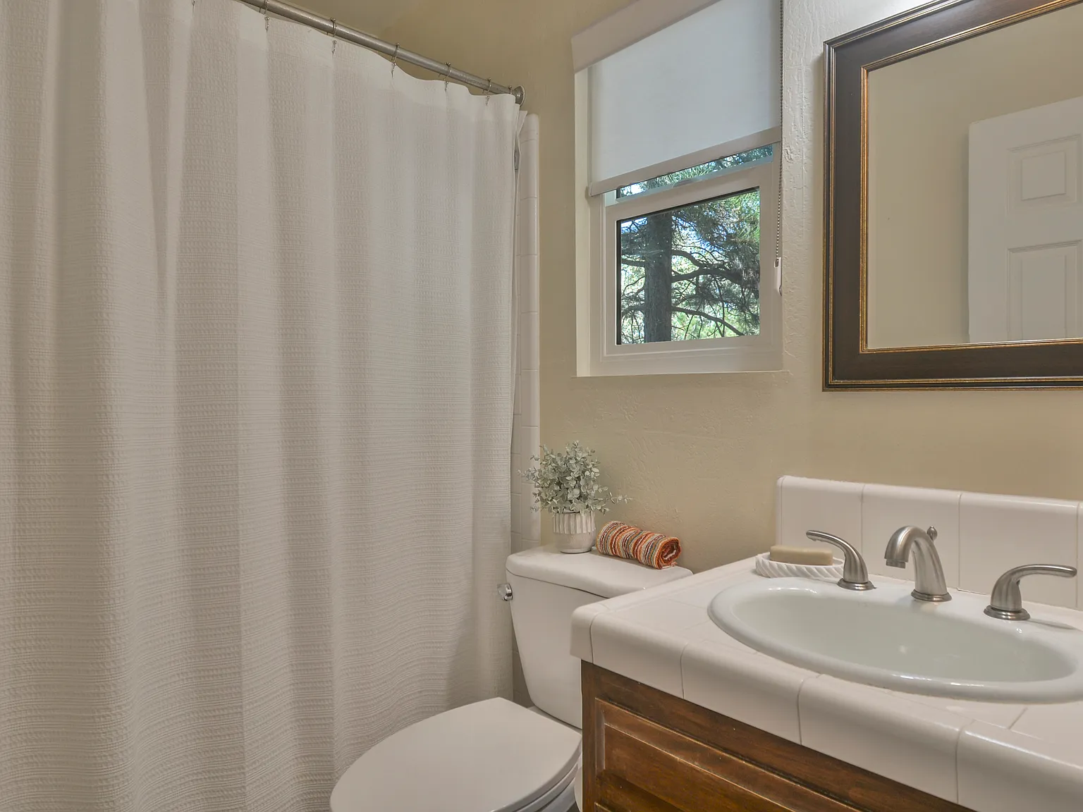 1422 Yosemite Dr — Photo 3