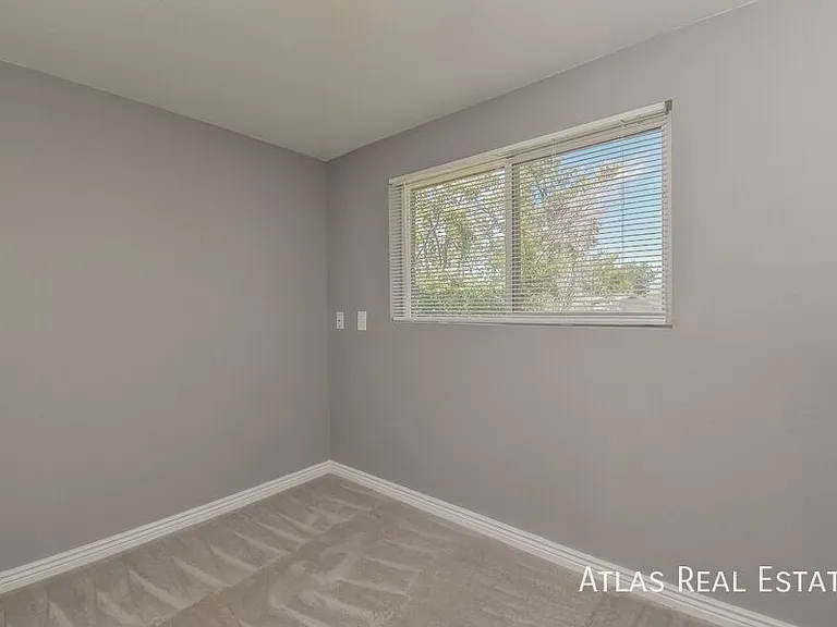 524 Rowe Ln — Photo 10