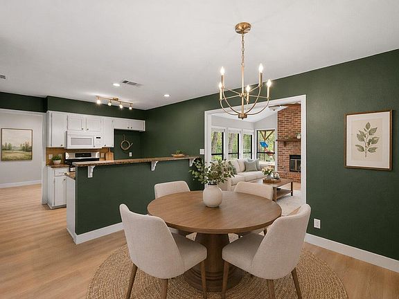 3rd image of 902 Emerald Wood Dr