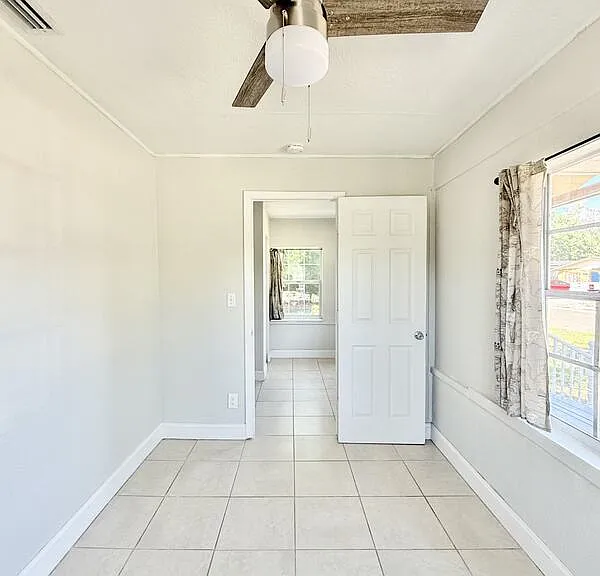 2425 Auburn St S — Photo 32
