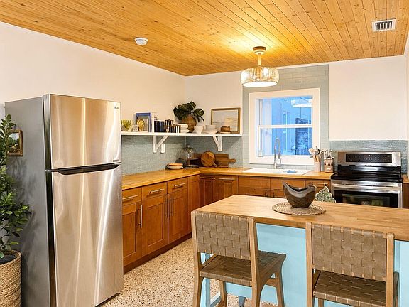 3rd image of 1036 NE Terrace Way