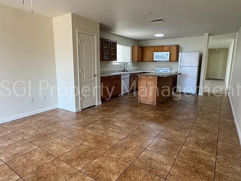 2407 W Mobile Ln — Photo 3