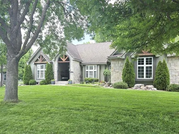 1025 SW Summit Falls Dr, Lees Summit, MO 64081