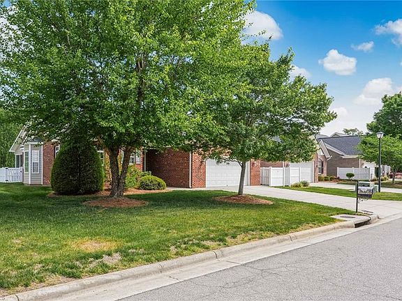 3rd image of 205 Heritage Hill Dr