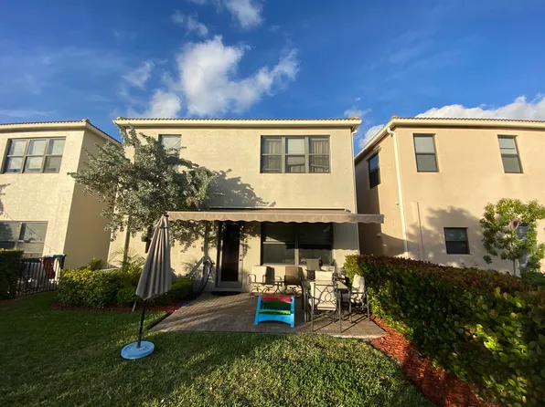 704 NE 193rd St, Miami, FL 33179