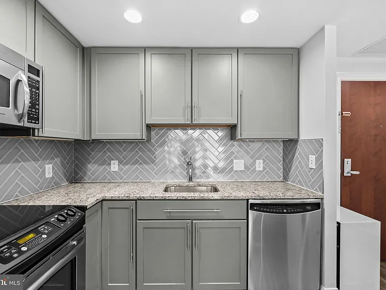 1020 N Highland St #907 — Photo 9