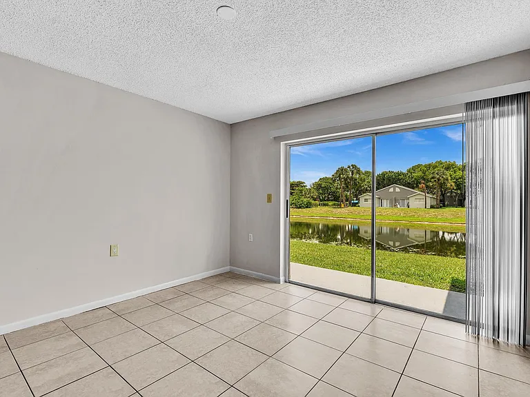 1020 Lake Victoria Dr #B — Photo 41