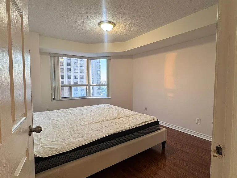 25 Kingsbridge Garden Cir #2021 — Photo 7