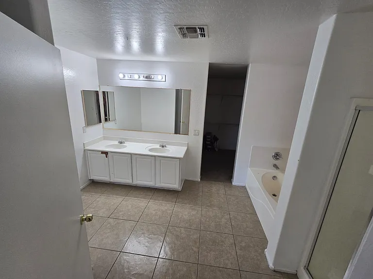 3205 W Pleasant Ln — Photo 17