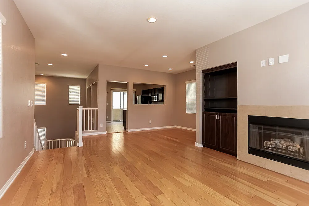 4 bed, 3.0 bath, 1693 sqft, $2,320 — Photo 2