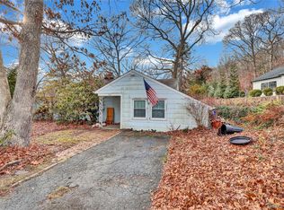 24 Piermont Ct, Melville, NY 11747