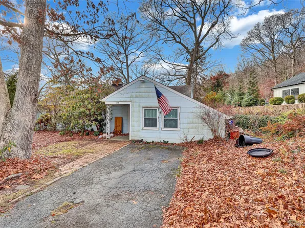 24 Piermont Court, Melville, NY 11747