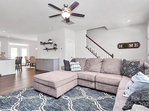 3rd image of 642 Sweet Bonnie Ln