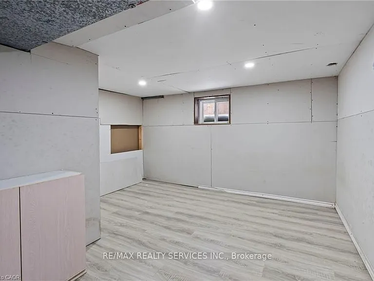 5292 Bridge St — Photo 13