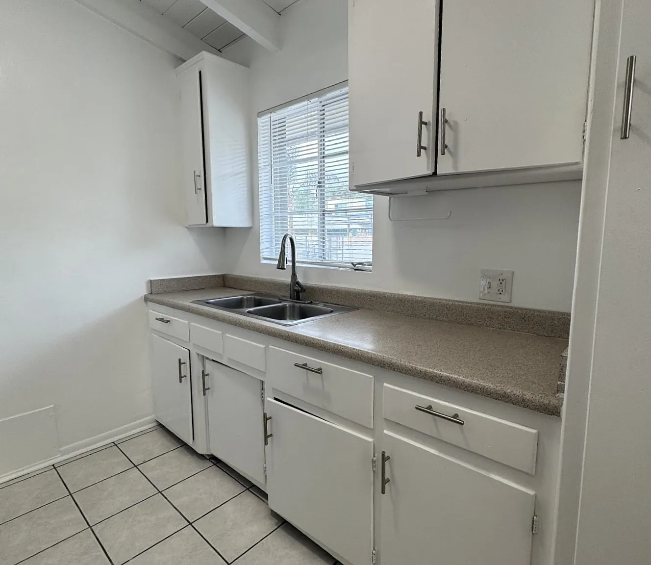 1 bed, 850 sqft, $2,300 — Photo 4