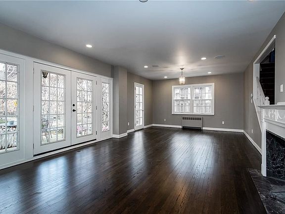 3rd image of 2725 S Park Blvd
