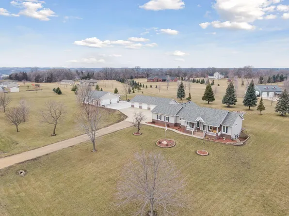 417 Doppy Ln, Le Sueur, MN 56058