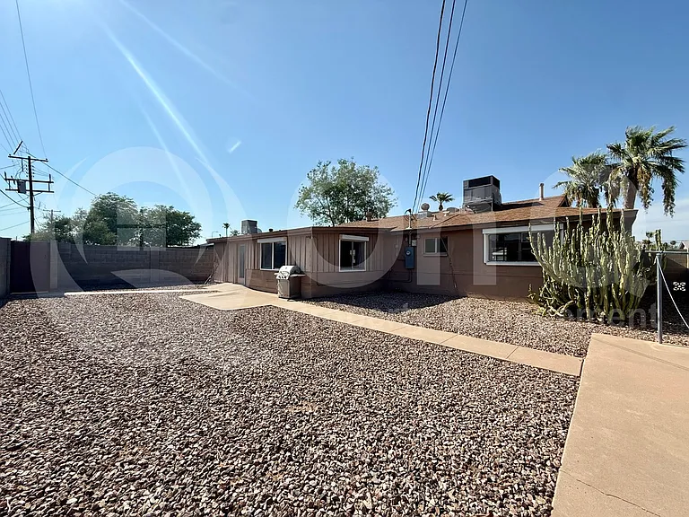 445 E Beatryce St — Photo 20