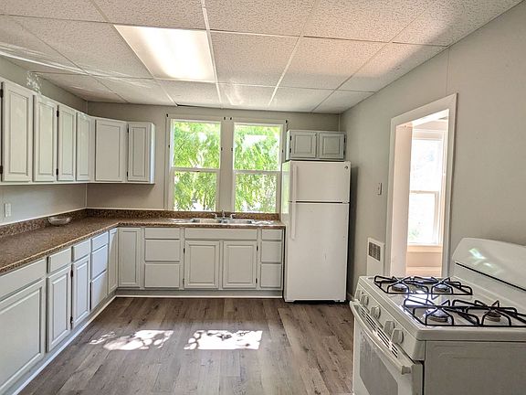 4th image of 826 W Grand Ave