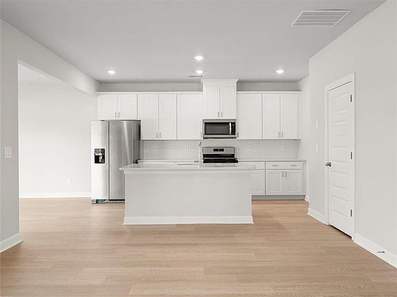 5th image of 570 Dallington Dr