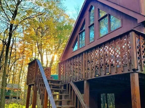 1008 Woodstone Dr, Newfoundland, PA 18445