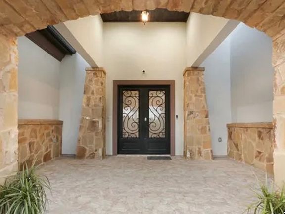 2nd image of 1811 Barrett Palms