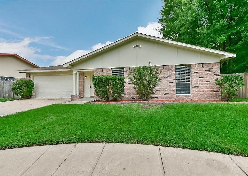 Front yard with NEW GARAGE DOOR OPENER
