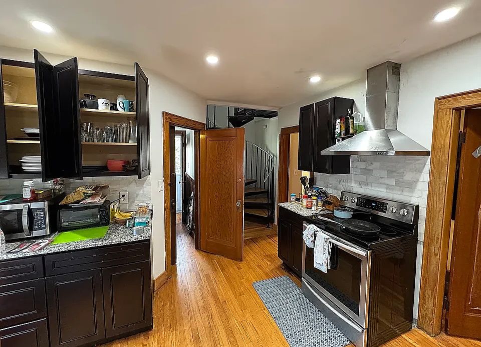 1st image of 17 Renfrew St #1