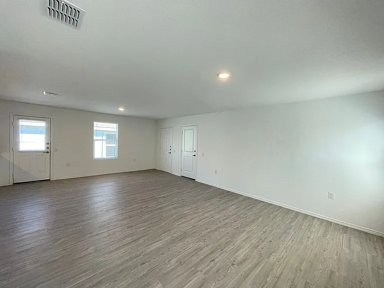 1019 Magrum Way — Photo 7