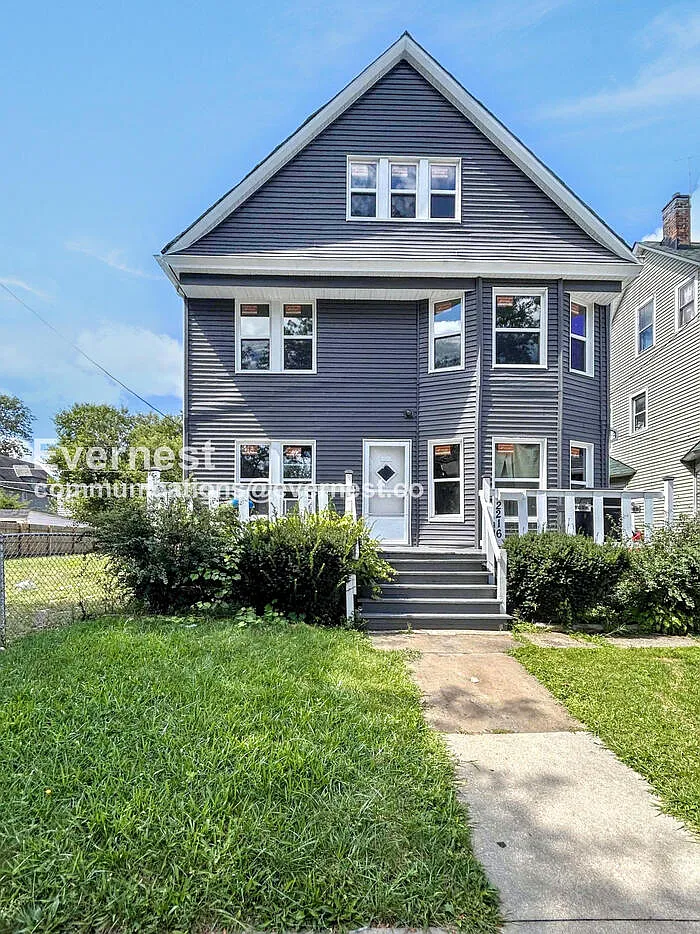 2216 E 82nd St photo 1