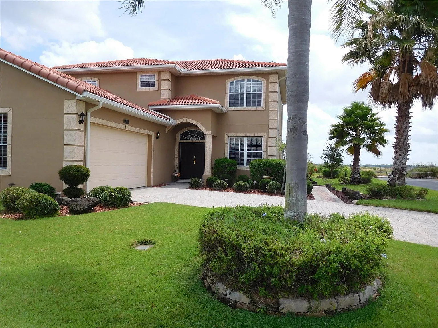 6 bed, 2438 sqft, $2,900 — Photo 3