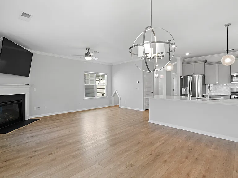 837 Peony Ln — Photo 8