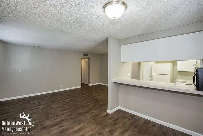2 bed, 1.5 bath, 924 sqft, $1,100 — Photo 3