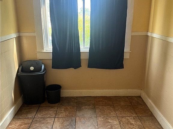 5th image of 4643 Laurel Dr