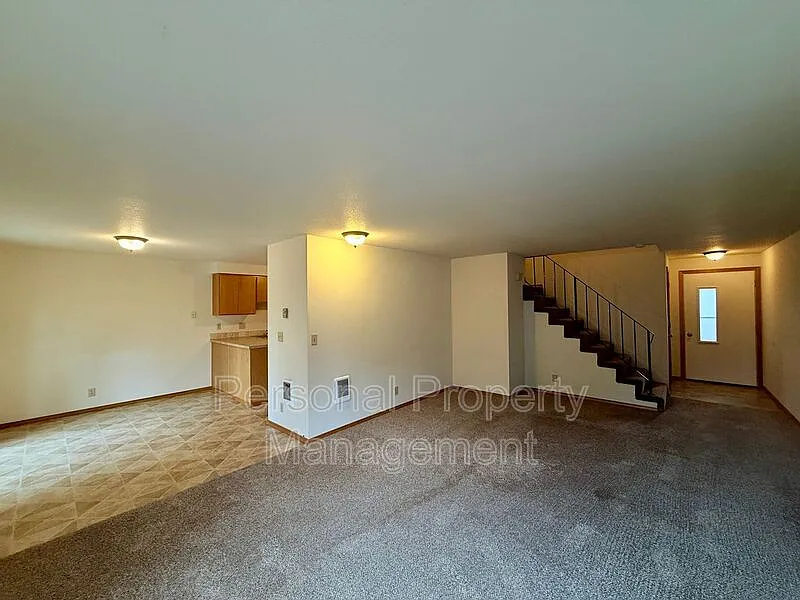 3 bed, 2.5 bath, 1335 sqft, $1,795 — Photo 2