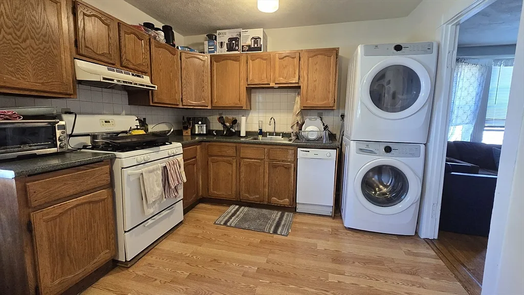 4 bed, 2.0 bath, 1400 sqft, $3,000 — Photo 1