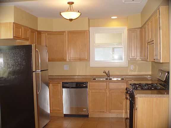 4th image of 319 Marquette St