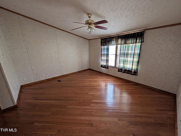 4th image of 242 Edens Dr