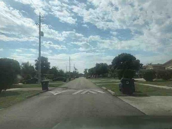 4th image of 861 SW 64th Ter