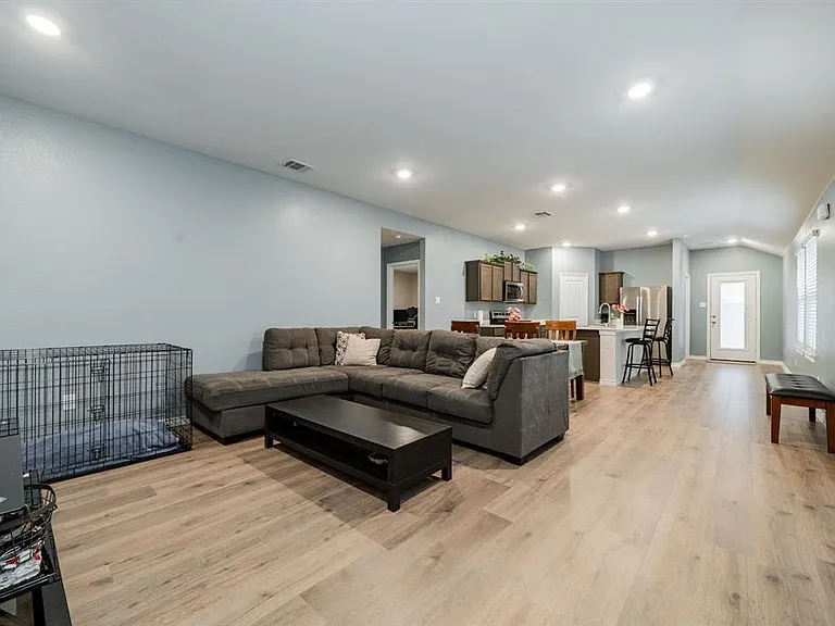 807 Sunrise Ln — Photo 2