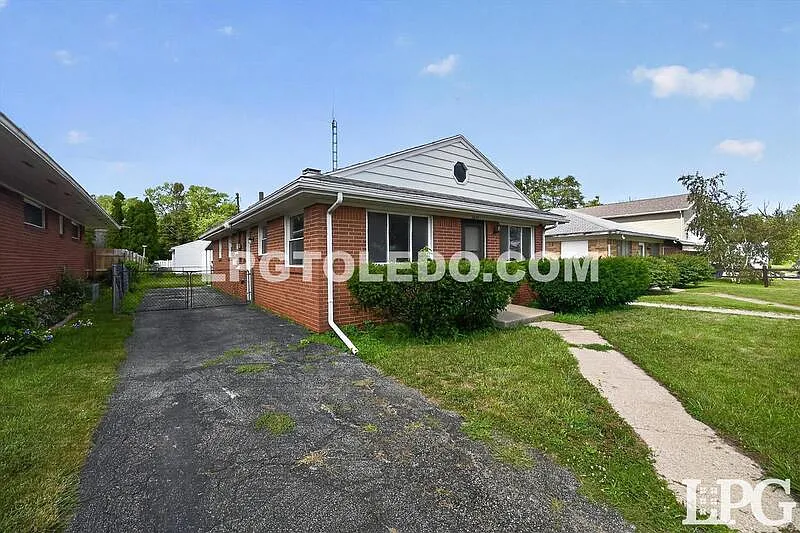 3 bed, 2.0 bath, 1075 sqft, $1,575 — Photo 2