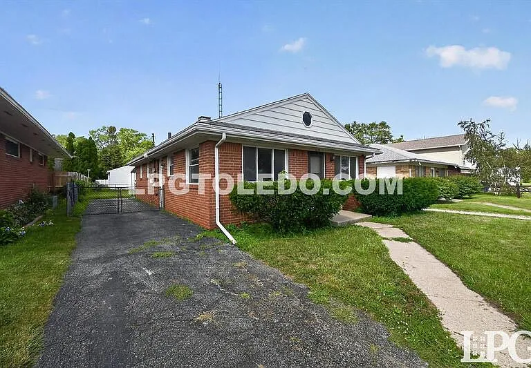 1818 Christian Ave — Photo 2