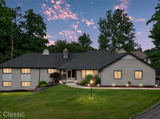 7048 Lindenmere Dr, Bloomfield Hills, MI 48301