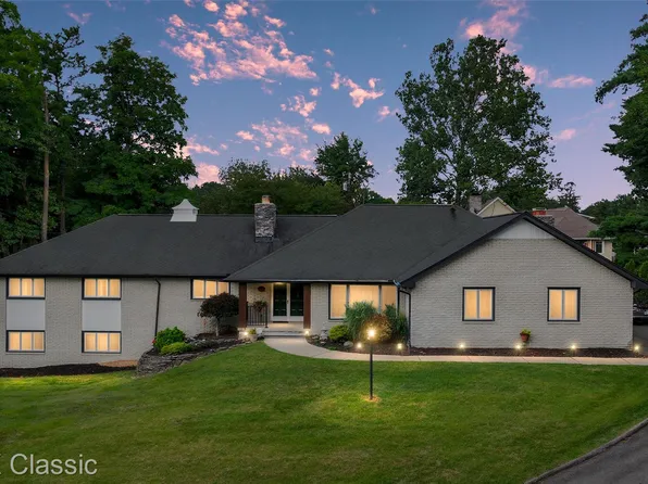 7048 Lindenmere Dr, Bloomfield Hills, MI 48301